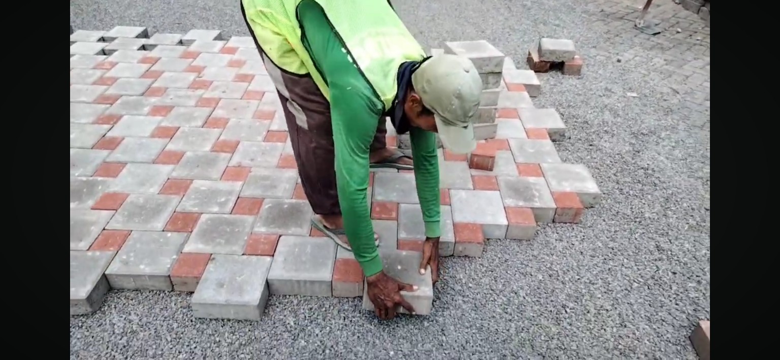 Pekerjaan pemasangan paving block